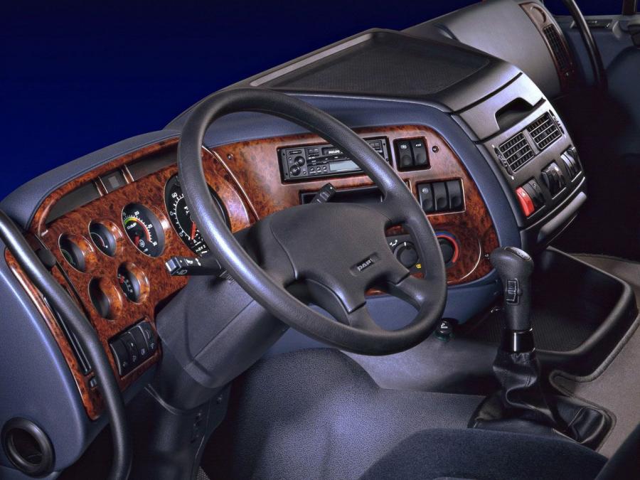  DAF 95XF 4x2 FT Sleeper Cab 1997 года  (фото 2 из 4)